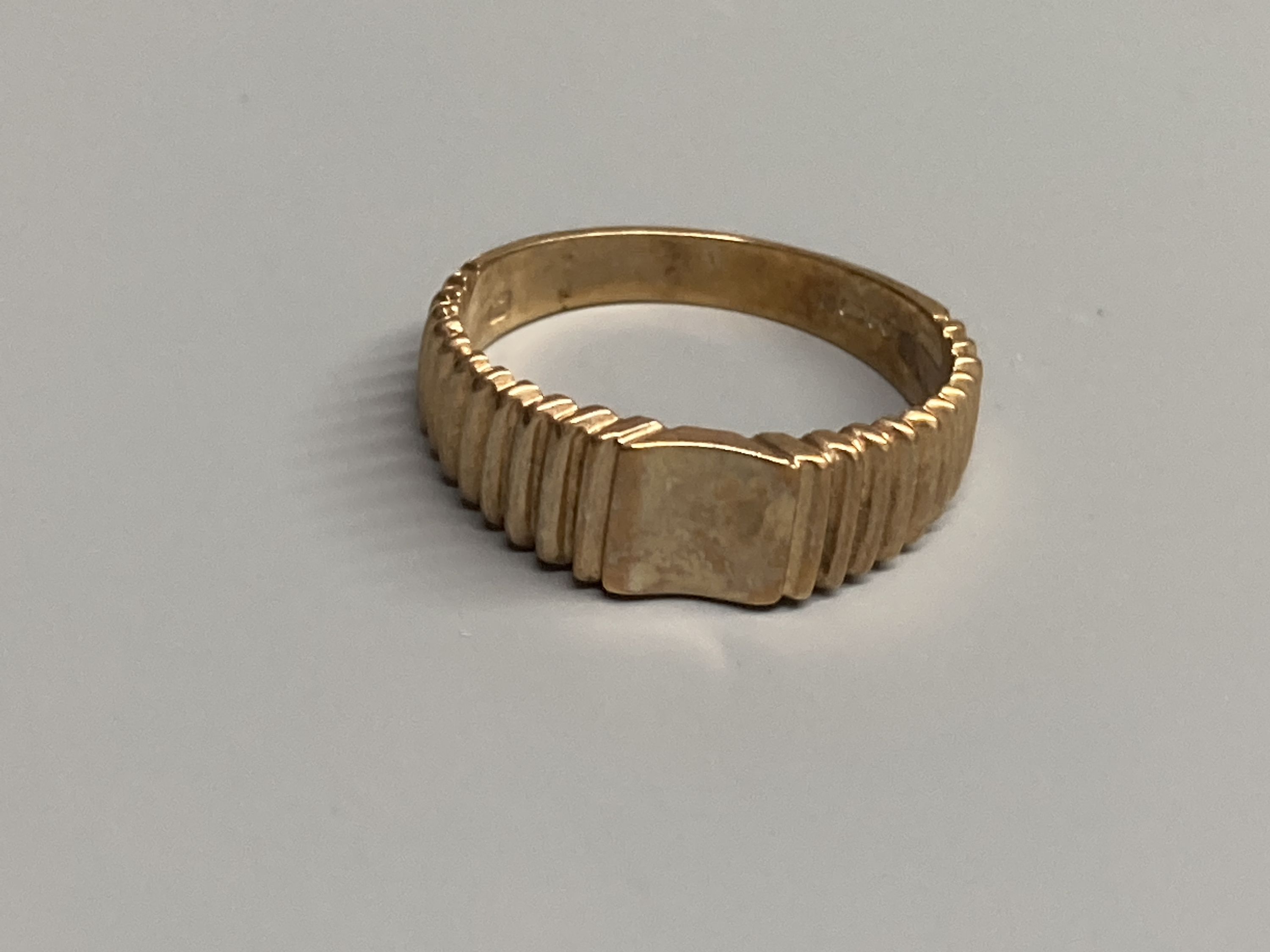 Five assorted modern 9ct gold rings, including two buckle rings and a horseshoe ring